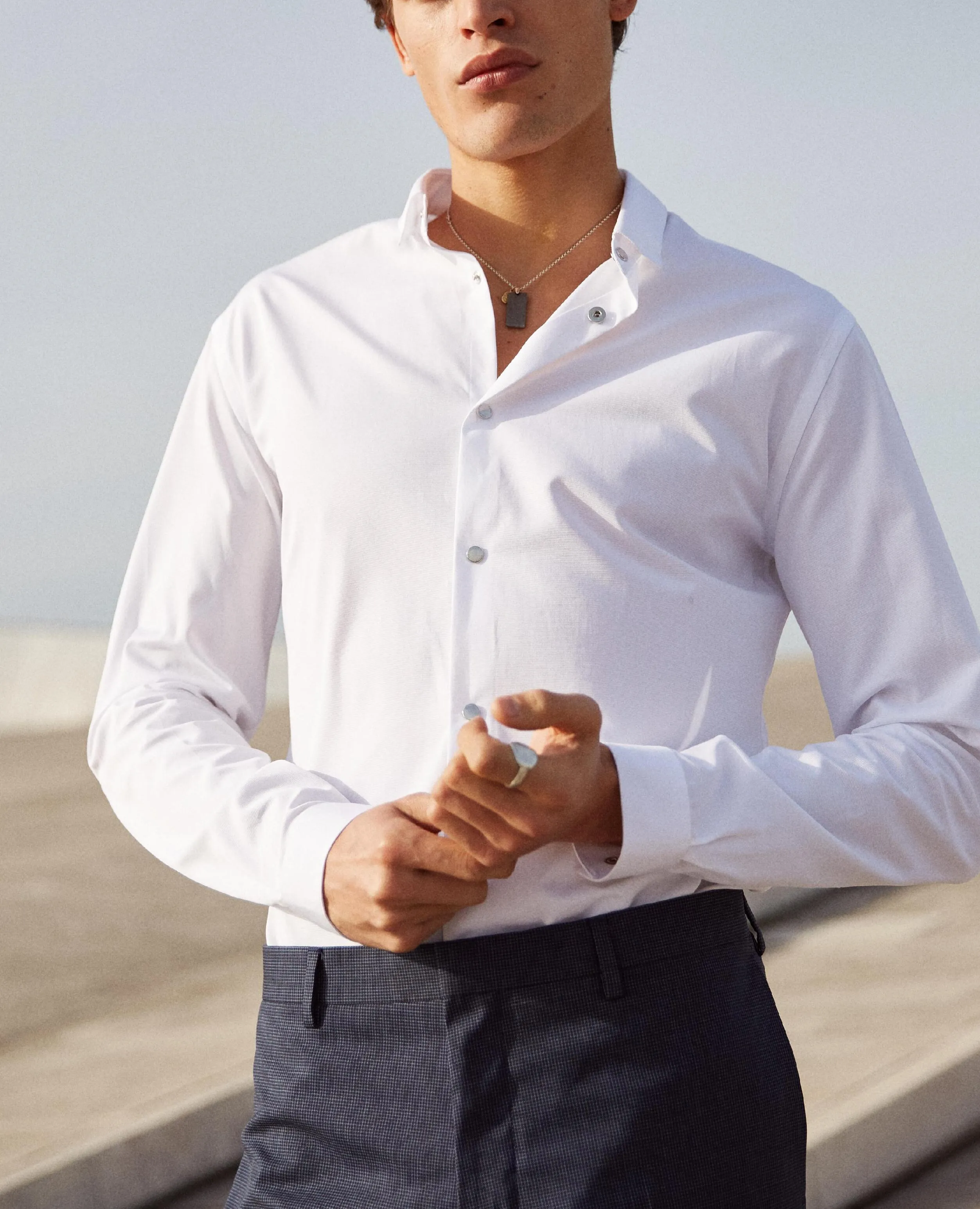 Chemise en coton blanc avec boutons métal