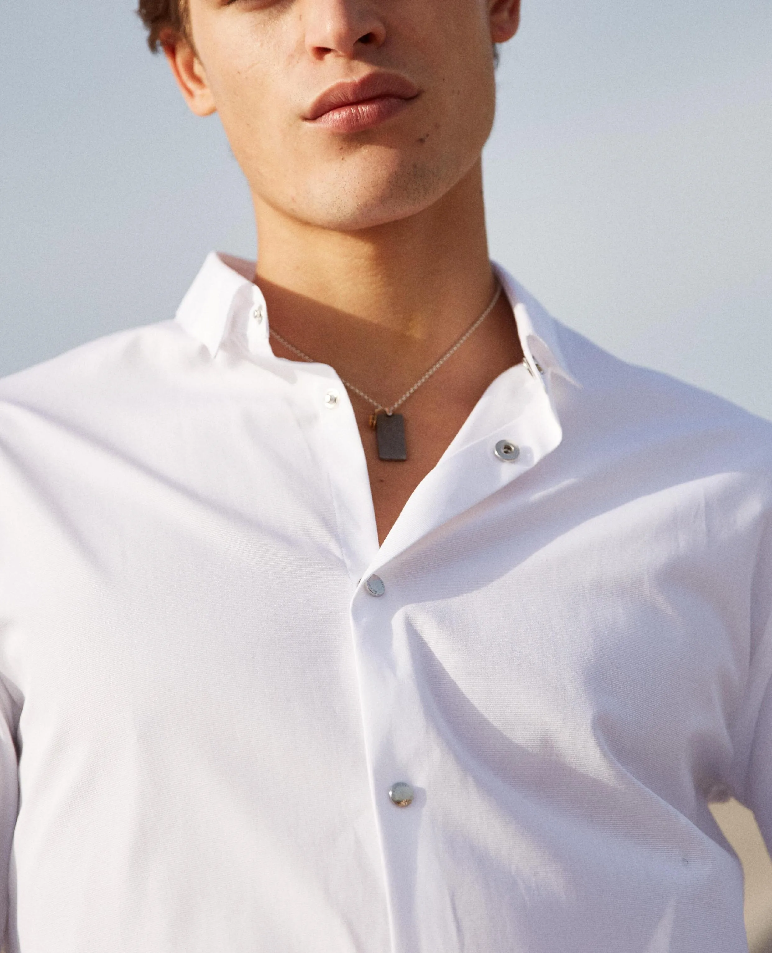 Chemise en coton blanc avec boutons métal