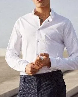 Chemise en coton blanc avec boutons métal